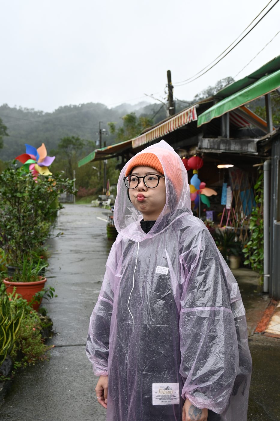 穿著雨衣的貓咪 🌂