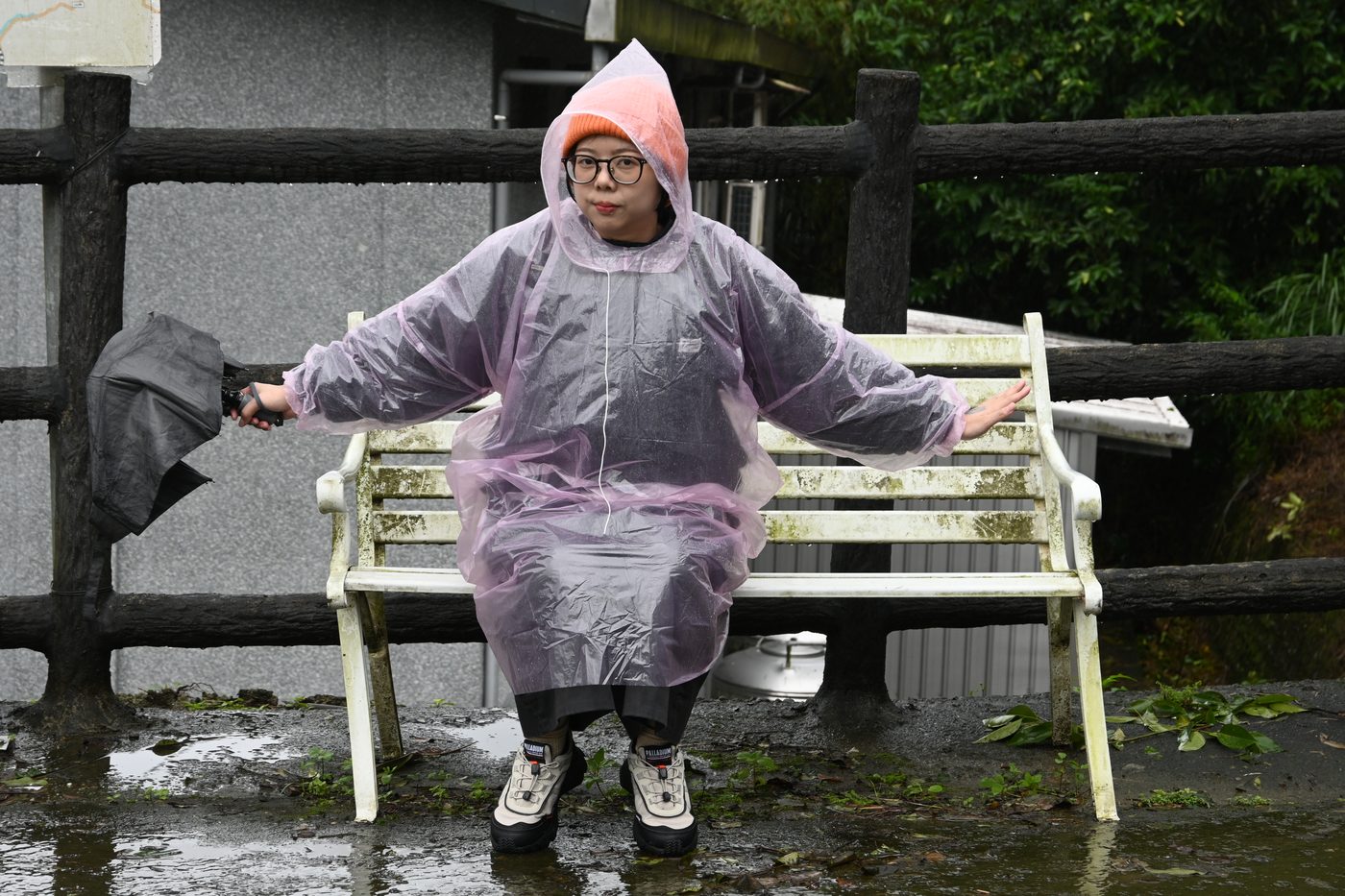雨裡的小小休息站 🌦️